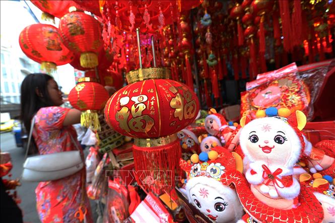 Đồ trang trí tết Nguyên đán được bày bán tại Bangkok, Thái Lan. Ảnh: THX/TTXVN