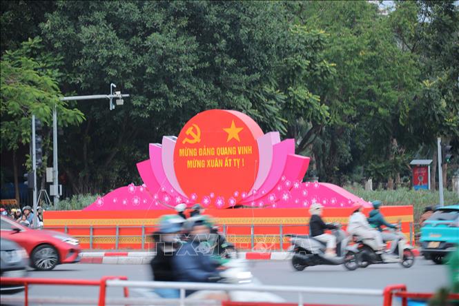 A decoration celebrating the Lunar New Year and the 95th anniversary of the founding of the Communist Party of Vietnam on Giai Phong - Dai Co Viet intersection. VNA Photo: Hoàng Hiếu