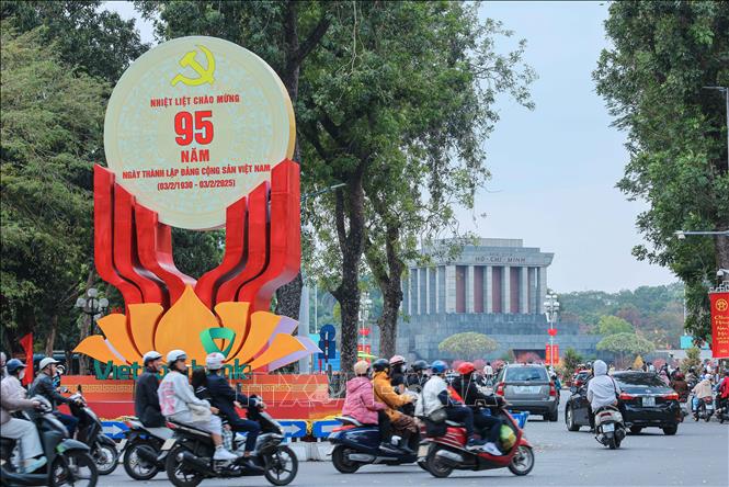 A large decoration symbol celebrating the 95th anniversary of the founding of the Communist Party of Vietnam on Dien Bien Phu street, Hanoi. VNA Photo: Hoàng Hiếu