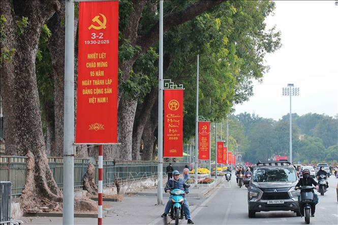 Red banners on Doc Lap street celebrate the 95th anniversary of the founding of the Communist Party of Vietnam and the 2025 Lunar New Year. VNA Photo: Hoàng Hiếu