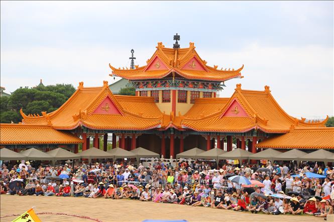 Du khách hào hứng chờ các màn biểu diễn đa văn hóa rực rỡ khai mạc lễ hội văn hóa Tết Nguyên đán tại chùa Nam Hoa. Ảnh: Hồng Minh - p/v TTXVN tại Pretoria, Nam Phi