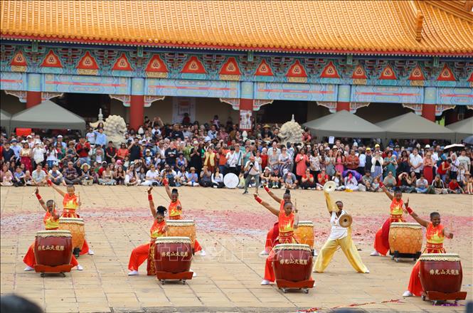 Biểu diễn múa trống tại lễ hội Tết Nguyên đán ở chùa Nam Hoa. Ảnh: Hồng Minh - p/v TTXVN tại Pretoria, Nam Phi