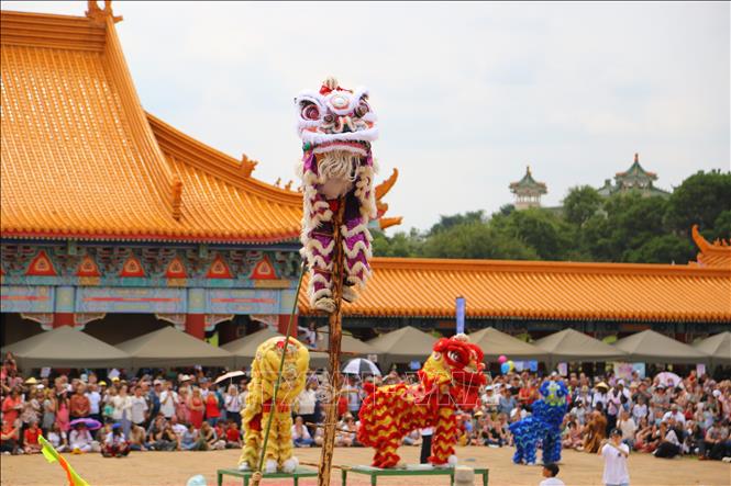 Tiết mục múa lân chào đón năm mới luôn được yêu thích tại lễ hội Tết Nguyên đán ở chùa Nam Hoa. Ảnh: Hồng Minh - p/v TTXVN tại Pretoria, Nam Phi