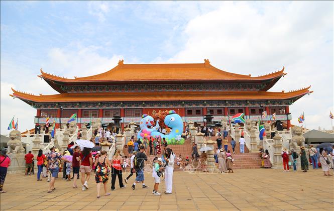 Năm Ất Tỵ với linh vật là loài rắn được tôn kính trong văn hóa Phương Đông vì sự thông thái, tháo vát và bản chất hướng nội. Ảnh: Hồng Minh - p/v TTXVN tại Pretoria, Nam Phi