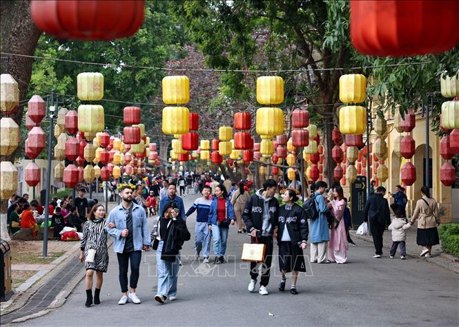 Visitors at Thang Long Imperial Citadel. VNA Photo: Thanh Tùng