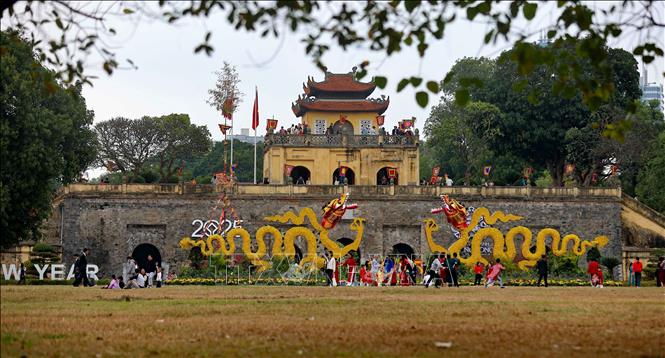 Families visit Thang Long Imperial Citadel to discover the rich culture and history here. VNA Photo: Thanh Tùng