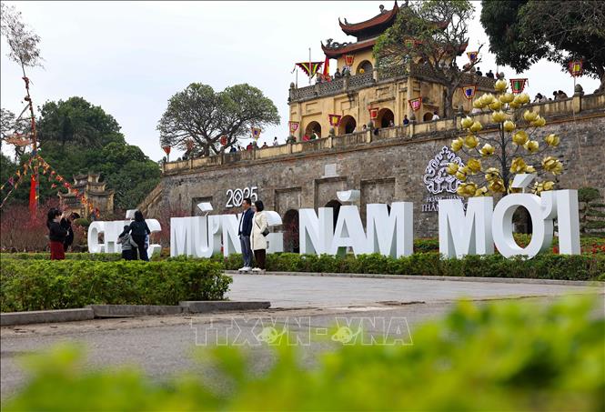Visitors at Thang Long Imperial Citadel. VNA Photo: Thanh Tùng