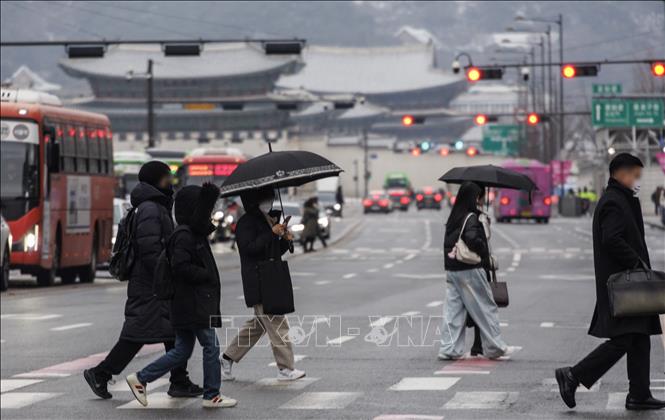Người dân di chuyển trên đường phố tại Seoul, Hàn Quốc, ngày 31/1/2025. Ảnh: Yonhap/TTXVN