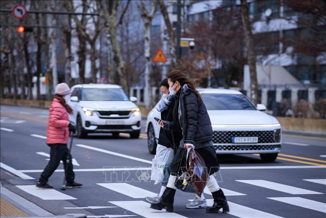 Người dân di chuyển trên đường phố tại Seoul, Hàn Quốc. Ảnh: THX/TTXVN