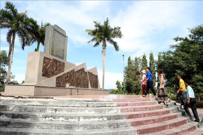 Du khách tham quan Di tích “Địa điểm ghi dấu sự kiện vượt ngục Tà Lài” tại xã Tà Lài, huyện Tân Phú, tỉnh Đồng Nai. Ảnh: Hồng Đạt - TTXVN
