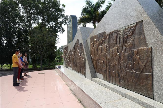 Du khách tưởng niệm trước Bia ghi dấu sự kiện vượt ngục Tà Lài. Ảnh: Hồng Đạt - TTXVN
