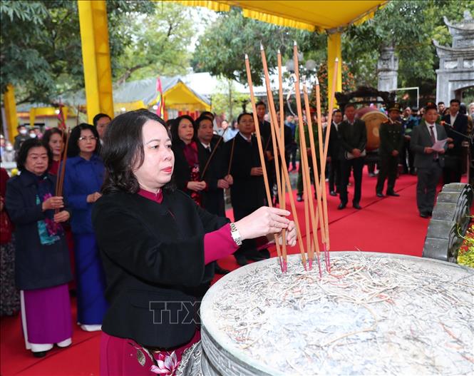 Phó Chủ tịch nước Võ Thị Ánh Xuân dâng hương tại Đền Hai Bà Trưng. Ảnh: Trọng Đức - TTXVN
