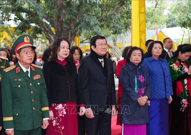Phó Chủ tịch nước Võ Thị Ánh Xuân cùng các đại biểu dâng hương tại Hai Bà Trưng. Ảnh: Trọng Đức - TTXVN