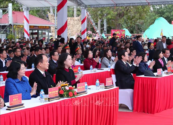 Phó Chủ tịch nước Võ Thị Ánh Xuân và các đại biểu dự Lễ kỷ niệm 1985 năm Khởi nghĩa Hai Bà Trưng (40 - 2025) và khai hội Đền Hai Bà Trưng năm 2025. Ảnh: Trọng Đức - TTXVN