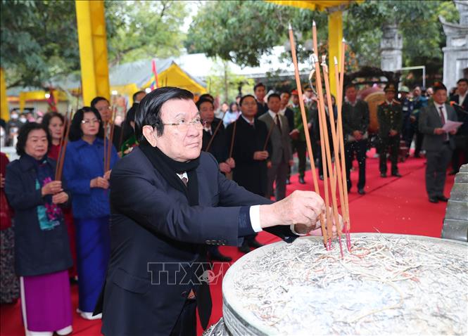 Nguyên Chủ tịch nước Trương Tấn Sang dâng hương tại Đền Hai Bà Trưng. Ảnh: Trọng Đức - TTXVN