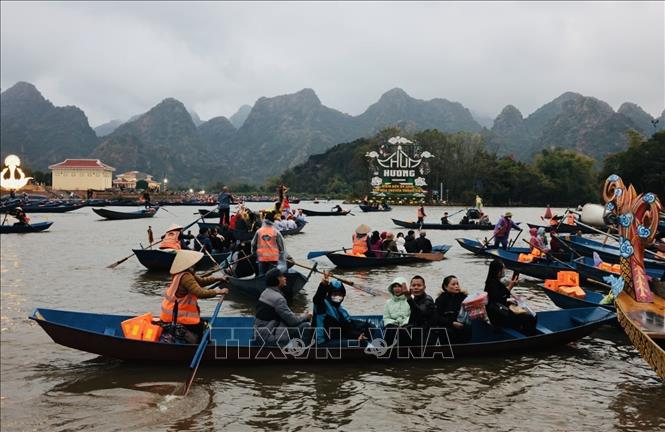 Visitors join the start of Huong Pagoda Festival. VNA Photo: Trần Việt