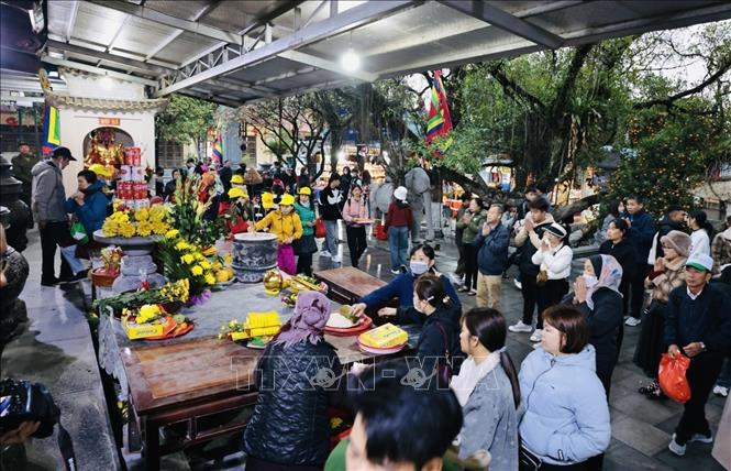 Visitors at Huong Pagoda, praying for an abundance new year. VNA Photo: Trần Việt