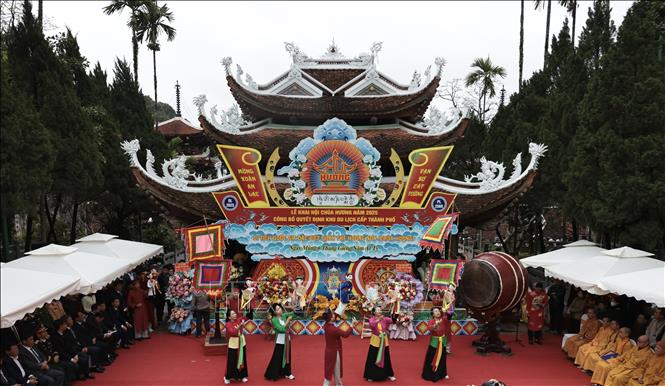 A puppet performance at Huong Pagoda Festival's opening ceremony. VNA Photo: Trần Việt