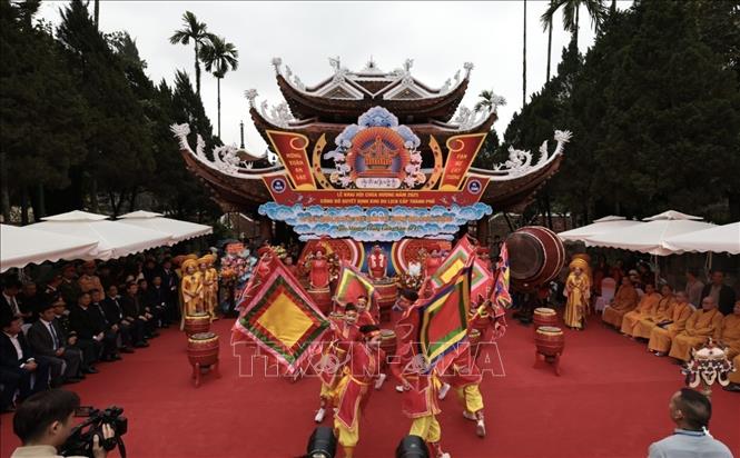 An art performance at Huong Pagoda Festival's opening ceremony. VNA Photo: Trần Việt
