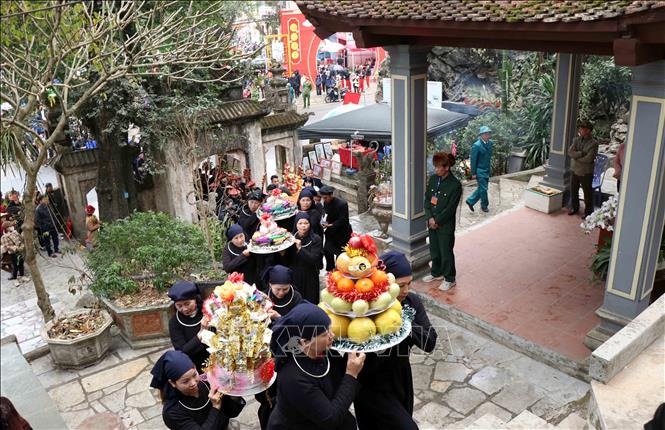 Rước lễ dâng hương cúng tiến Đức Thánh Đuổm. Ảnh: Trần Trang-TTXVN