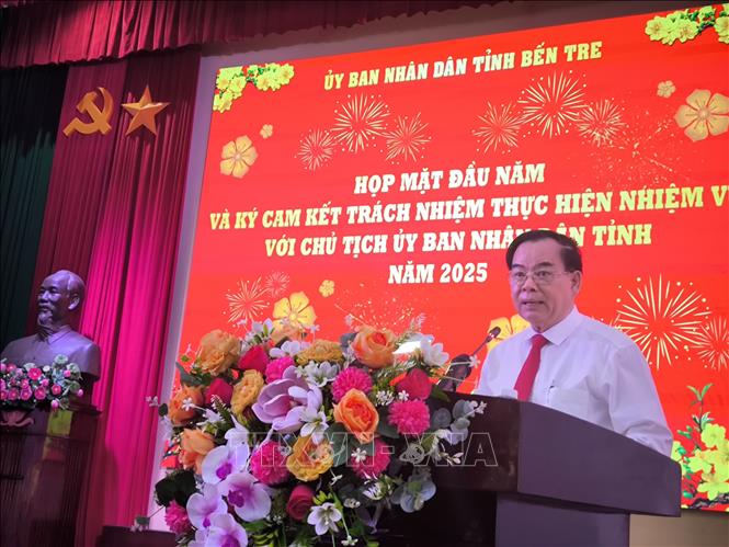 Chủ tịch UBND tỉnh Bến Tre Trần Ngọc Tam phát biểu tại buổi họp mặt. Ảnh: Huỳnh Phúc Hậu - TTXVN