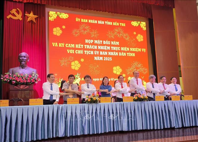 Thủ trưởng các Sở - Ngành ký kết thực hiện nhiệm vụ với Chủ tịch UBND tỉnh. Ảnh: Huỳnh Phúc Hậu - TTXVN