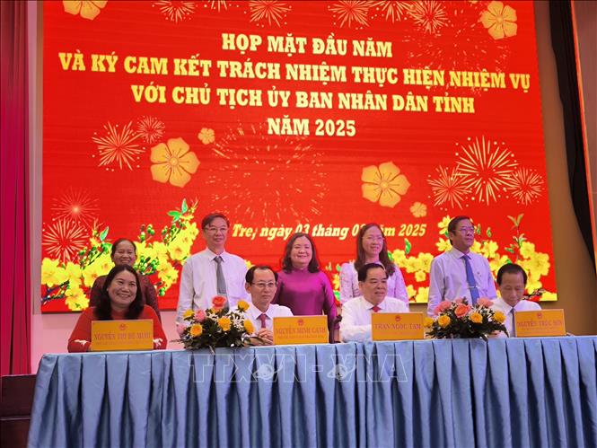 Các Phó chủ tịch UBND tỉnh Bến Tre ký kết thực hiện nhiệm vụ với Chủ tịch UBND tỉnh. Ảnh: Huỳnh Phúc Hậu - TTXVN
