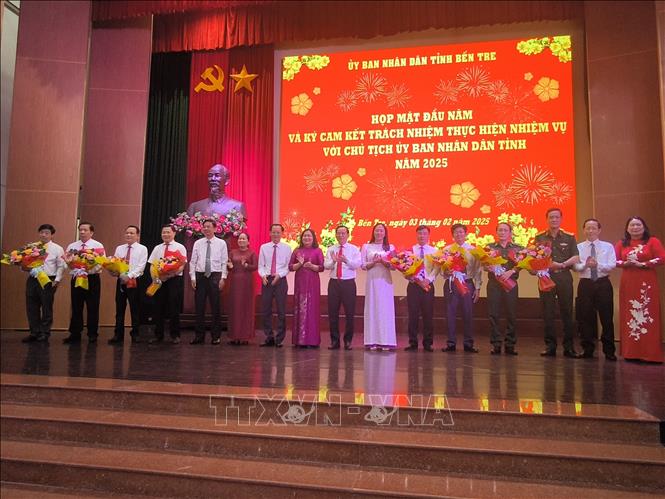Biểu dương thủ trưởng các đơn vị thực hiện hoàn thành công việc đã ký kết năm 2024. Ảnh: Huỳnh Phúc Hậu - TTXVN