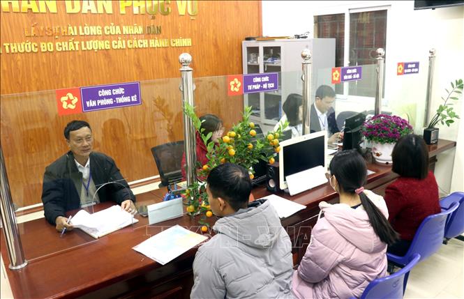 Người dân đến làm thủ tục hành chính tại phường Hiến Nam, thành phố Hưng Yên, tỉnh Hưng Yên. Ảnh: Đinh Văn Nhiều-TTXVN