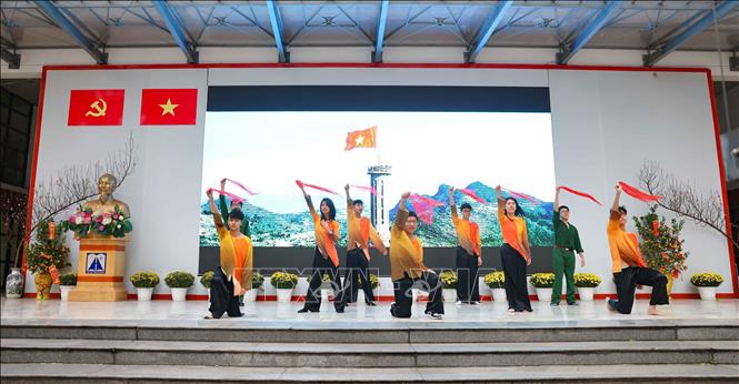 Buổi sinh hoạt dưới cờ được mở đầu bằng chương trình văn nghệ mừng Đảng mừng Xuân, thể hiện lí tưởng, nhiệt huyết của tuổi trẻ. Ảnh: Thanh Tùng - TTXVN