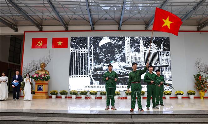 Các quần chúng là học sinh ưu tú đã lan tỏa những thông điệp thiêng liêng về sứ mệnh của Đảng Cộng sản Việt Nam, tinh thần trách nhiệm của tuổi trẻ với sự nghiệp của Tổ quốc qua phần thuyết trình kết hợp sân khấu hóa, những trò chơi thú vị, sôi nổi…Ảnh: Thanh Tùng - TTXVN