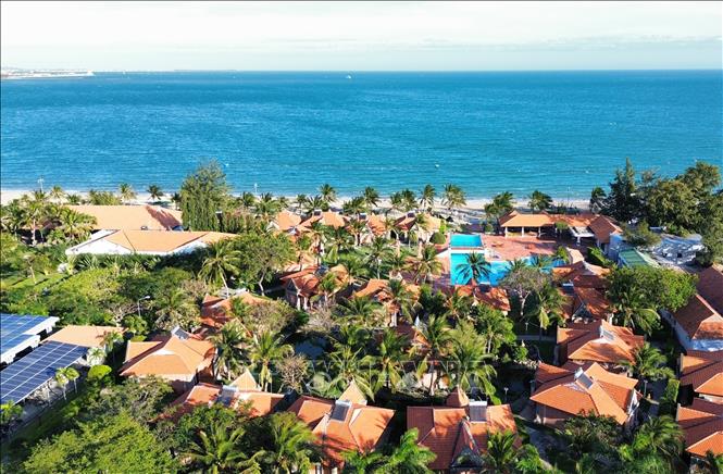 Các resort cao cấp dọc bờ biển Bình Sơn - Ninh Chữ để phục vụ du khách. Ảnh: Nguyễn Thành – TTXVN