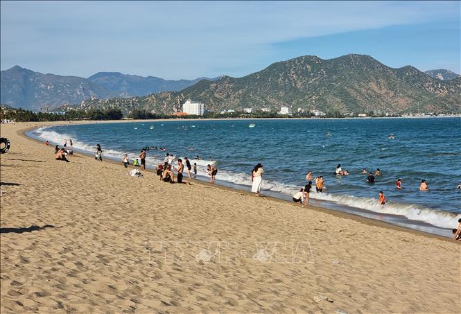 Du khách vui chơi tại biển Ninh Chữ (Ninh Hải, Ninh Thuận). Ảnh: Nguyễn Thành – TTXVN