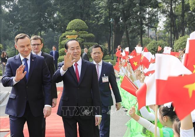 Chủ tịch nước Trần Đại Quang chủ trì lễ đón Tổng thống Cộng hoà Ba Lan Andrzej Duda và Phu nhân thăm cấp Nhà nước tới Việt Nam (Hà Nội, 27/11/2017). Ảnh: Nhan Sáng-TTXVN