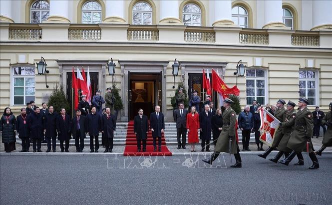 Thủ tướng Donald Tusk chủ trì Lễ đón Thủ tướng Phạm Minh Chính thăm chính thức Cộng hòa Ba Lan (Varsava, 16/1/2025). Ảnh: Dương Giang-TTXVN
