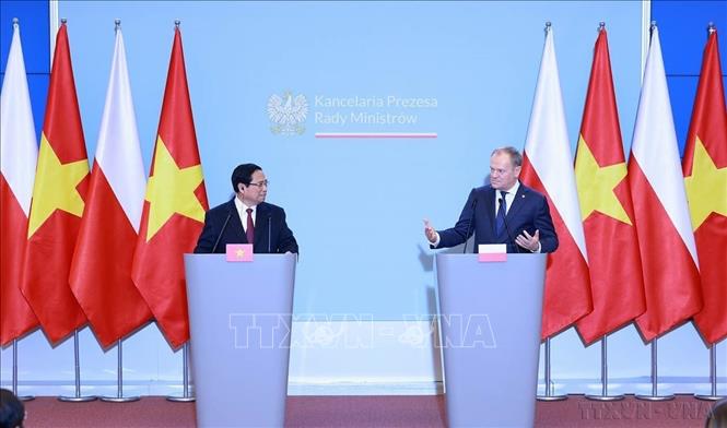 Thủ tướng Phạm Minh Chính và Thủ tướng Ba Lan Donald Tusk tại cuộc gặp gỡ báo chí hai nước sau hội đàm (Varsava, 16/1/2025). Ảnh: Dương Giang-TTXVN