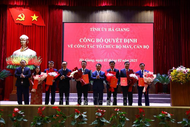 Đồng chí Hầu A Lềnh, Ủy viên Trung ương Đảng, Bộ trưởng - Chủ nhiệm Ủy ban Dân tộc, Bí thư Tỉnh ủy Hà Giang trao quyết định, tặng hoa chúc mừng lãnh đạo Ban Tuyên giáo và Dân vận Tỉnh ủy. Ảnh: Minh Tâm - TTXVN