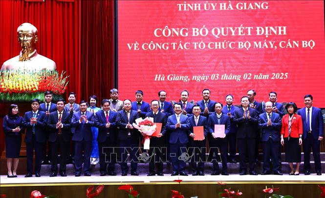 Đồng chí Hầu A Lềnh, Ủy viên Trung ương Đảng, Bộ trưởng - Chủ nhiệm Ủy ban Dân tộc, Bí thư Tỉnh ủy Hà Giang trao quyết định, tặng hoa chúc mừng Đảng ủy các cơ quan Đảng tỉnh Hà Giang. Ảnh: Minh Tâm - TTXVN
