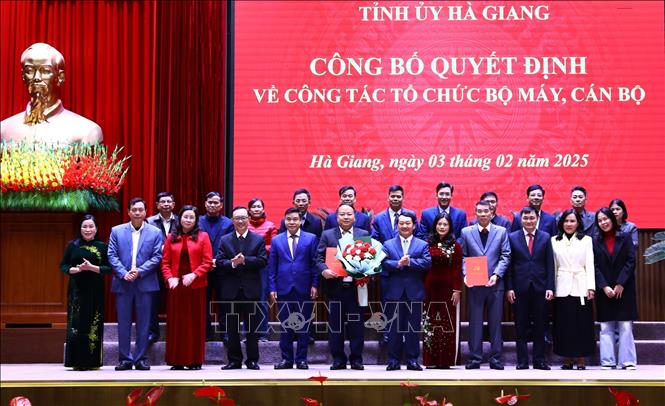 Đồng chí Hầu A Lềnh, Ủy viên Trung ương Đảng, Bộ trưởng - Chủ nhiệm Ủy ban Dân tộc, Bí thư Tỉnh ủy Hà Giang trao quyết định, tặng hoa chúc mừng Đảng bộ UBND tỉnh. Ảnh: Minh Tâm - TTXVN