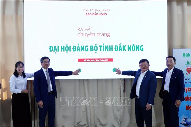 Lãnh đạo Báo Đắk Nông và một số đơn vị liên quan khai trương chuyên trang Đại hội Đảng bộ tỉnh Đắk Nông. Ảnh: TTXVN phát