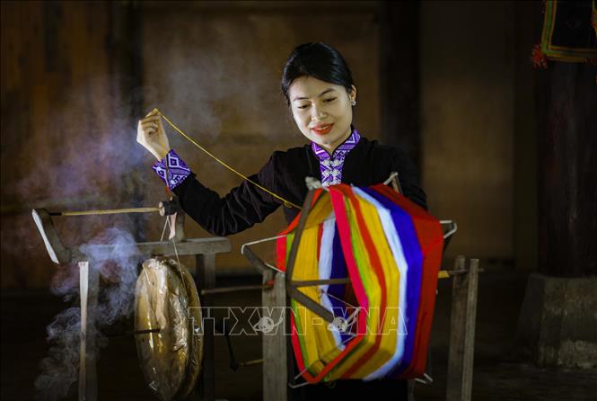 Chị Lò Thị Tiển Oanh, phường Nam Thanh, thành phố Điện Biên Phủ kéo sợi để dệt khăn Piêu. Ảnh: Xuân Tư – TTXVN