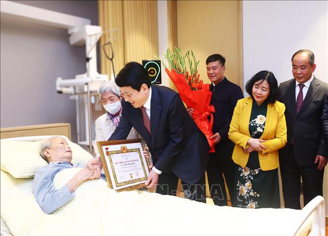 Thay mặt Lãnh đạo Đảng, Nhà nước, Chủ tịch nước Lương Cường trao Huy hiệu 65 năm tuổi Đảng tặng đồng chí Trần Đức Lương, nguyên Uỷ viên Bộ Chính trị, nguyên Chủ tịch nước. Ảnh: Lâm Khánh - TTXVN