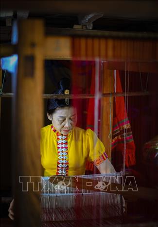 Phụ nữ dân tộc Thái dệt thổ cẩm. Ảnh: Xuân Tư – TTXVN