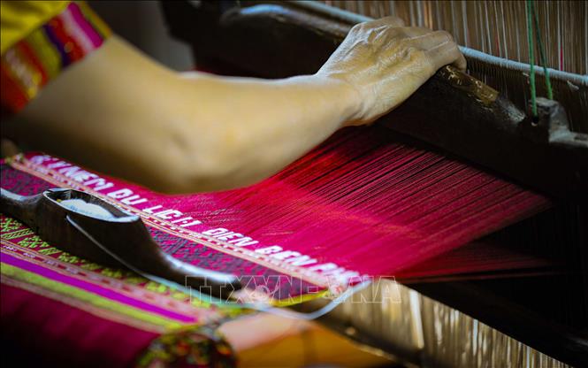 Phụ nữ dân tộc Thái dệt thổ cẩm. Ảnh: Xuân Tư – TTXVN