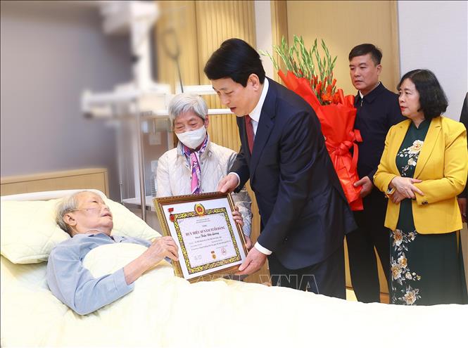 Thay mặt Lãnh đạo Đảng, Nhà nước, Chủ tịch nước Lương Cường trao Huy hiệu 65 năm tuổi Đảng tặng đồng chí Trần Đức Lương, nguyên Uỷ viên Bộ Chính trị, nguyên Chủ tịch nước. Ảnh: Lâm Khánh - TTXVN