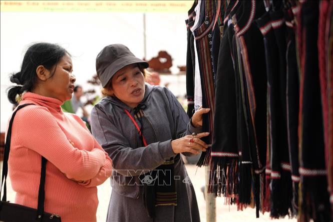 Trang phục thổ cẩm truyền thống của người K’Ho ngày càng được nhiều người tìm mua để mặc trong thường nhật hoặc các sự kiện tọng đại, lễ tết. Ảnh: Nguyễn Dũng – TTXVN