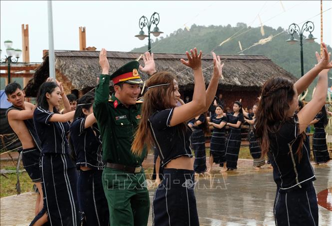 Các thiếu nữ K’Ho duyên dáng trong bộ váy thổ cẩm truyền thống tại lễ Mừng lúa mới của buôn làng. Ảnh: Nguyễn Dũng – TTXVN 