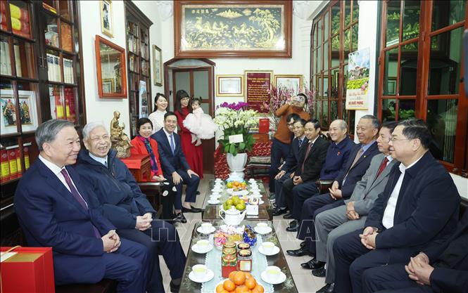 Tổng Bí thư Tô Lâm thăm Trung tướng Đặng Quân Thụy. Ảnh: Thống Nhất – TTXVN