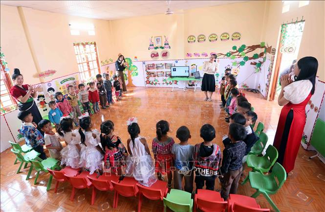 Cô và trò tại điểm trường Co Sản, thuộc Trường Mầm non 8/3, xã Chiềng Khoong, huyện Sông Mã trong ngày khánh thành công trình. Ảnh: Quang Quyết - TTXVN