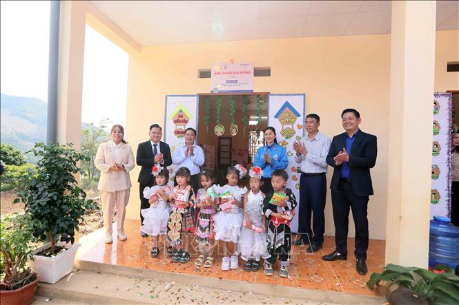 Lễ khánh thành công trình “Ánh sáng núi rừng” tại điểm trường Co Sản, thuộc Trường Mầm non 8/3, xã Chiềng Khoong, huyện Sông Mã. Ảnh: Quang Quyết - TTXVN